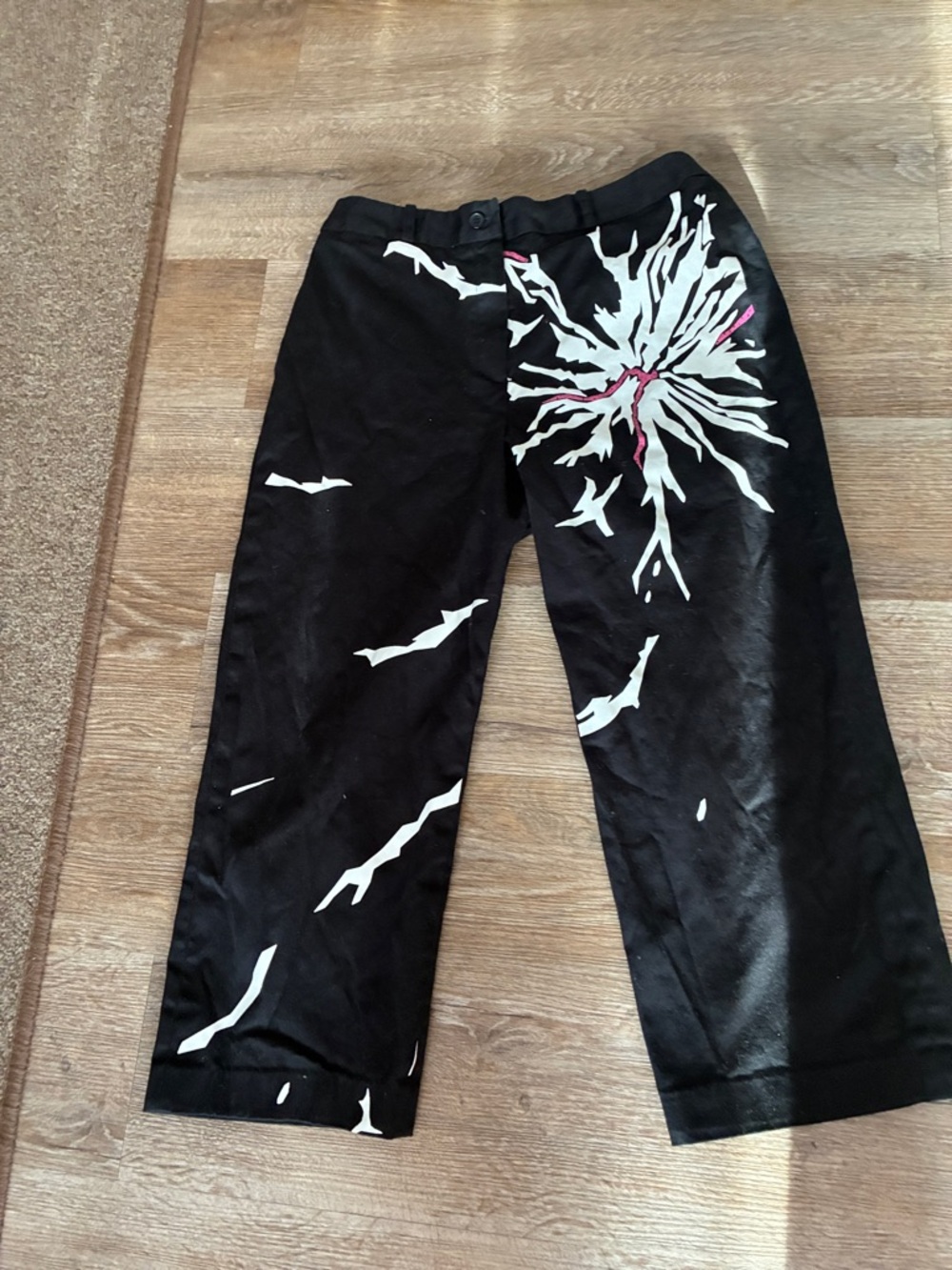 Black & White graphic capris